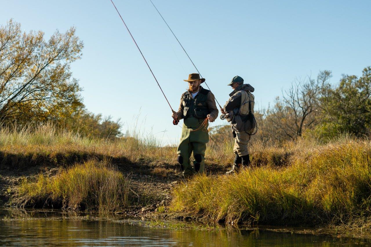 2 anglers on a riverbank