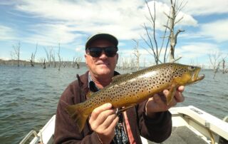Anglers holder a brown trout